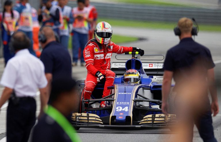 Sebastian Vettel ‘Tumpang’ Kereta Pascal Wehrlein Selepas Insiden F1 Di Sepang
