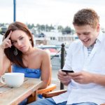 man-texting-while-on-date