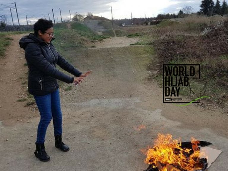 [FOTO] Bila Wanita Bukan Islam Menyokong World Hijab Day Sedangkan Wanita Iran Membakar Hijab Tanda Protes