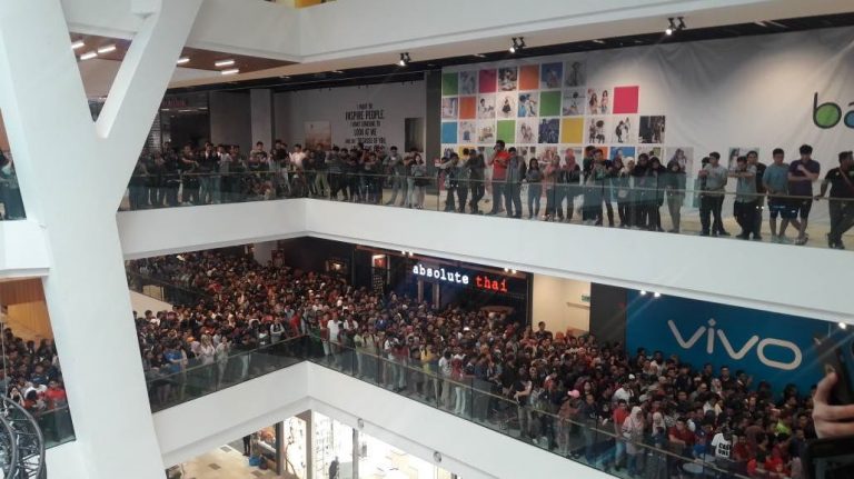 Peminat Apple Kerumun Shopping Mall Seawal Subuh, Stok Dijangka Tak Cukup