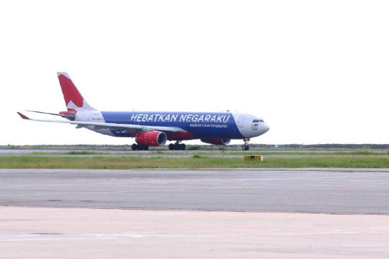 AirAsia Turut Dilanda Demam PRU-14 & Berubah Biru