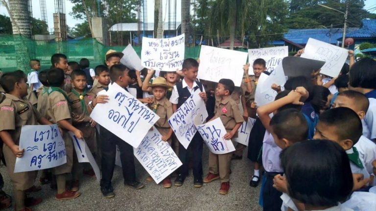 Pelajar Cilik Thailand Lancar Protes Terhadap Guru Yang Dikatakan Malas & Kasar