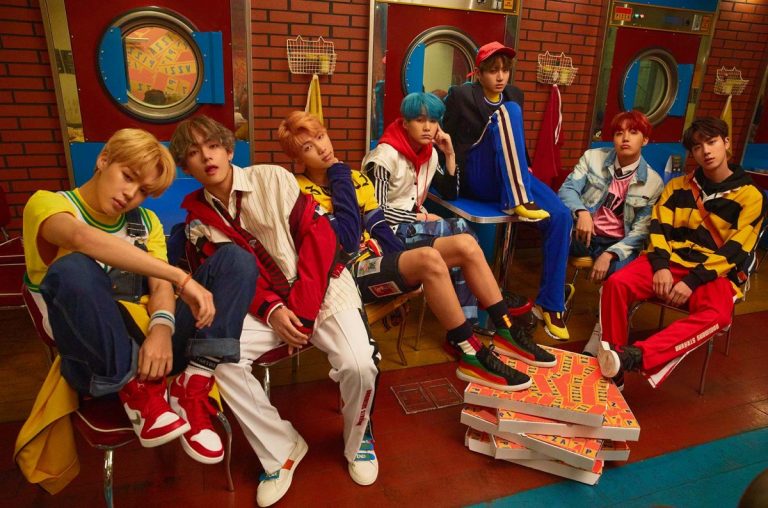BTS Bakal Jadi Artis Korea Pertama Mengadakan Konsert Dalam Stadium Di AS