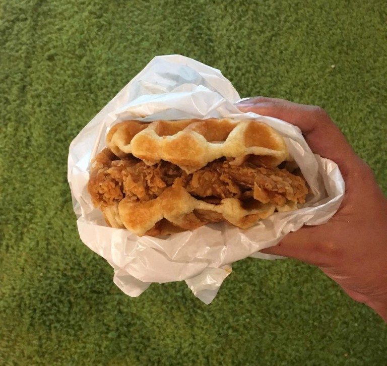 Sedap Tak Hingat! Ini Sebab Kenapa Kena Try KFC Zinger Waffle Burger