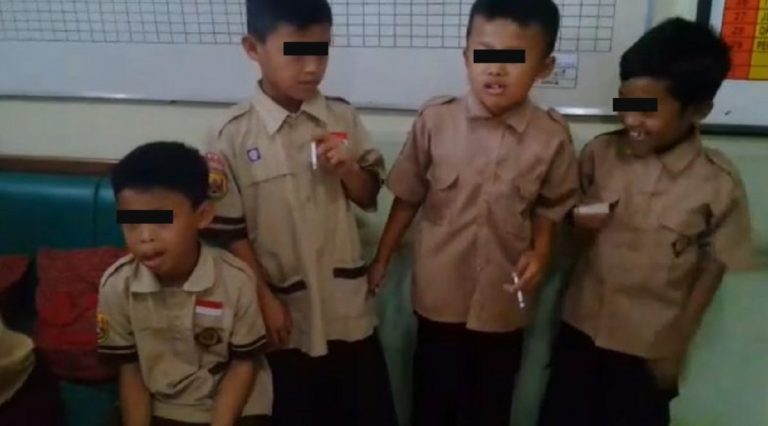 Murid Kantoi Merokok Didenda Merokok Oleh Guru Besar Di Indonesia