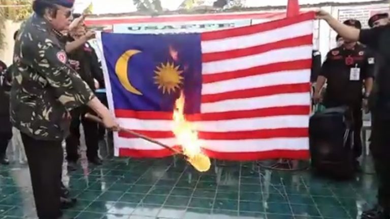 Apa Kes  Bakar Bendera Malaysia Ini Di Akaun FB President Pamatong Supporters?