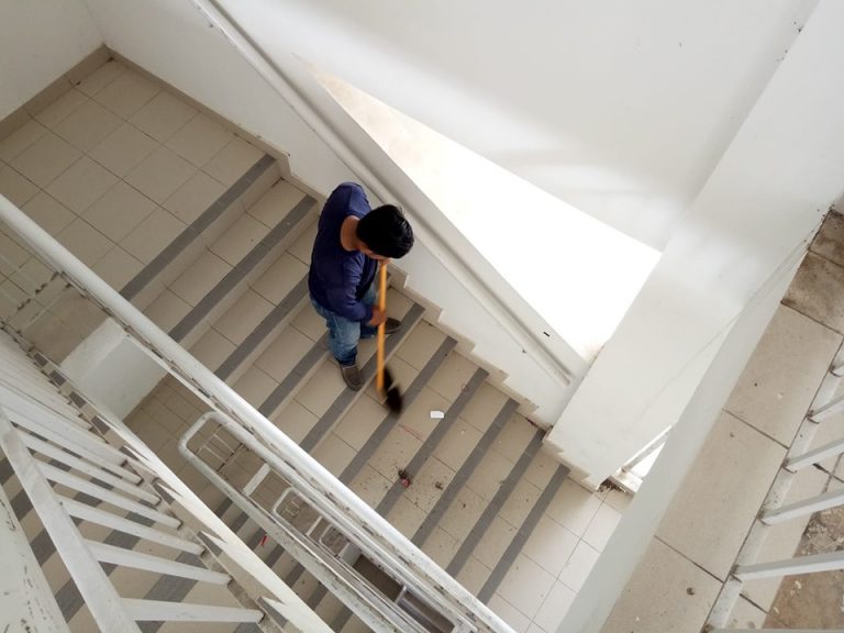 “Siap Ludah & Buang Sampah” Hina Sangat Kerja Tukang Sapu Di Mata Budak Uni?