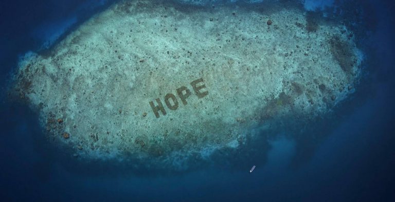 [FOTO] Terumbu Karang Bentuk Perkataan Gergasi ‘HOPE’, Boleh Lihat Melalui Google Earth!