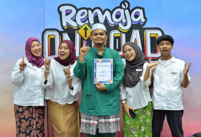 ‘Kenapa Perlu Solat Dalam Hidup?’ Jadi Inspirasi! Triadic Studio Menang Sebagai Best Publisher! #RemajaONROAD