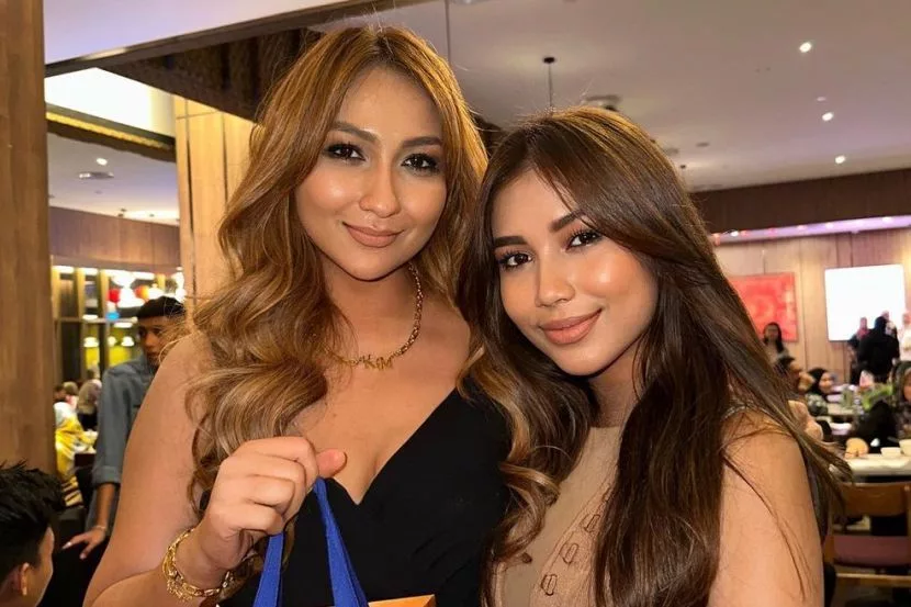 Puteri Sulung Kak KM Berkelana Sebagai Anak Kapal Singapore Airlines, “Nak Lepaskan Anak Itu Tak Mudah…”