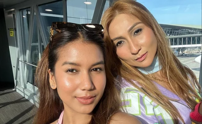 Puteri Sulung Kak KM Berkelana Sebagai Anak Kapal Singapore Airlines, "Nak Lepaskan Anak Itu Tak Mudah..."