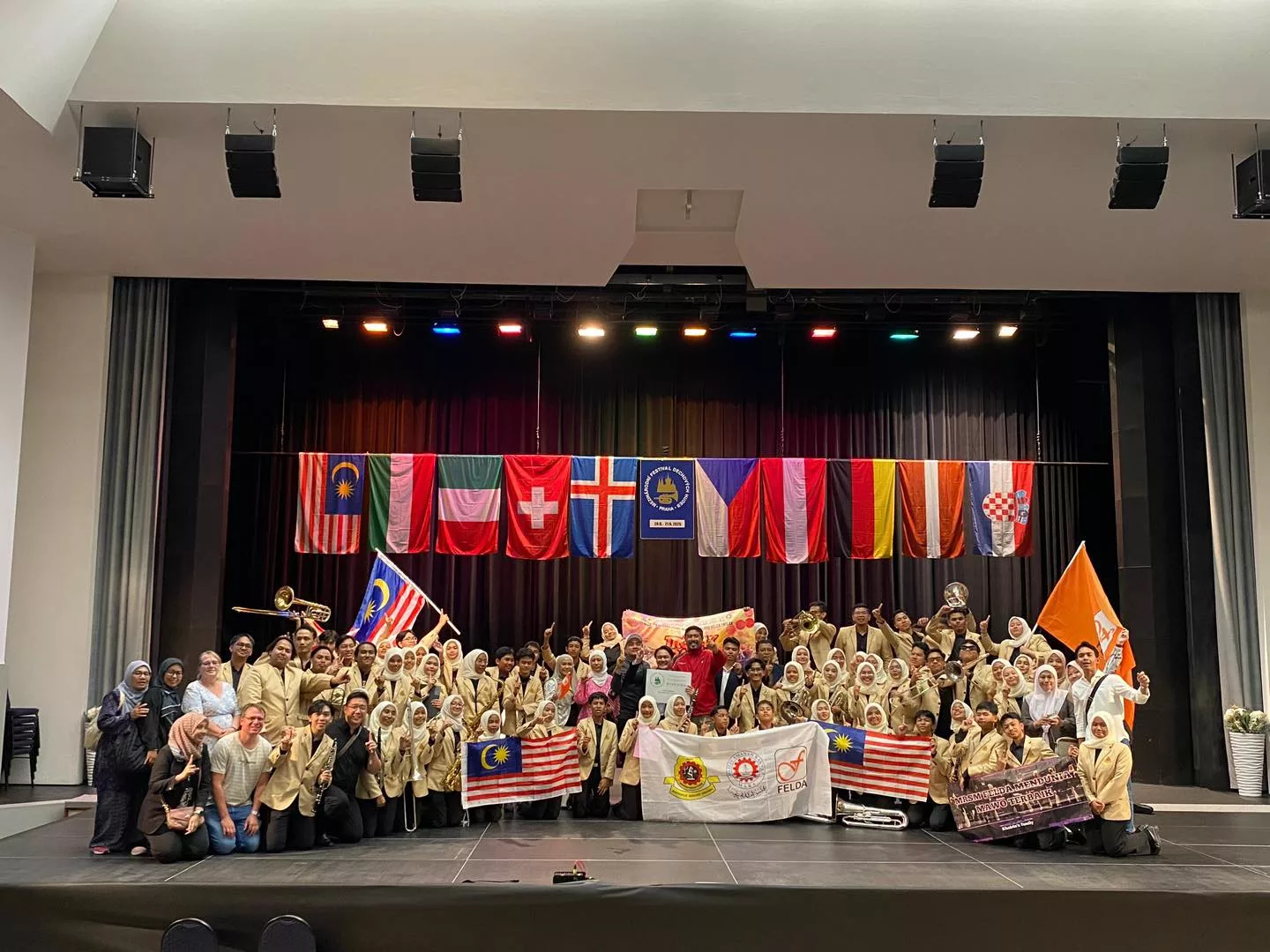 Orkestra MRSM Ulul Albab FELDA Trolak Raih Emas Di Prague, Harumkan Nama Negara Di Pentas Dunia