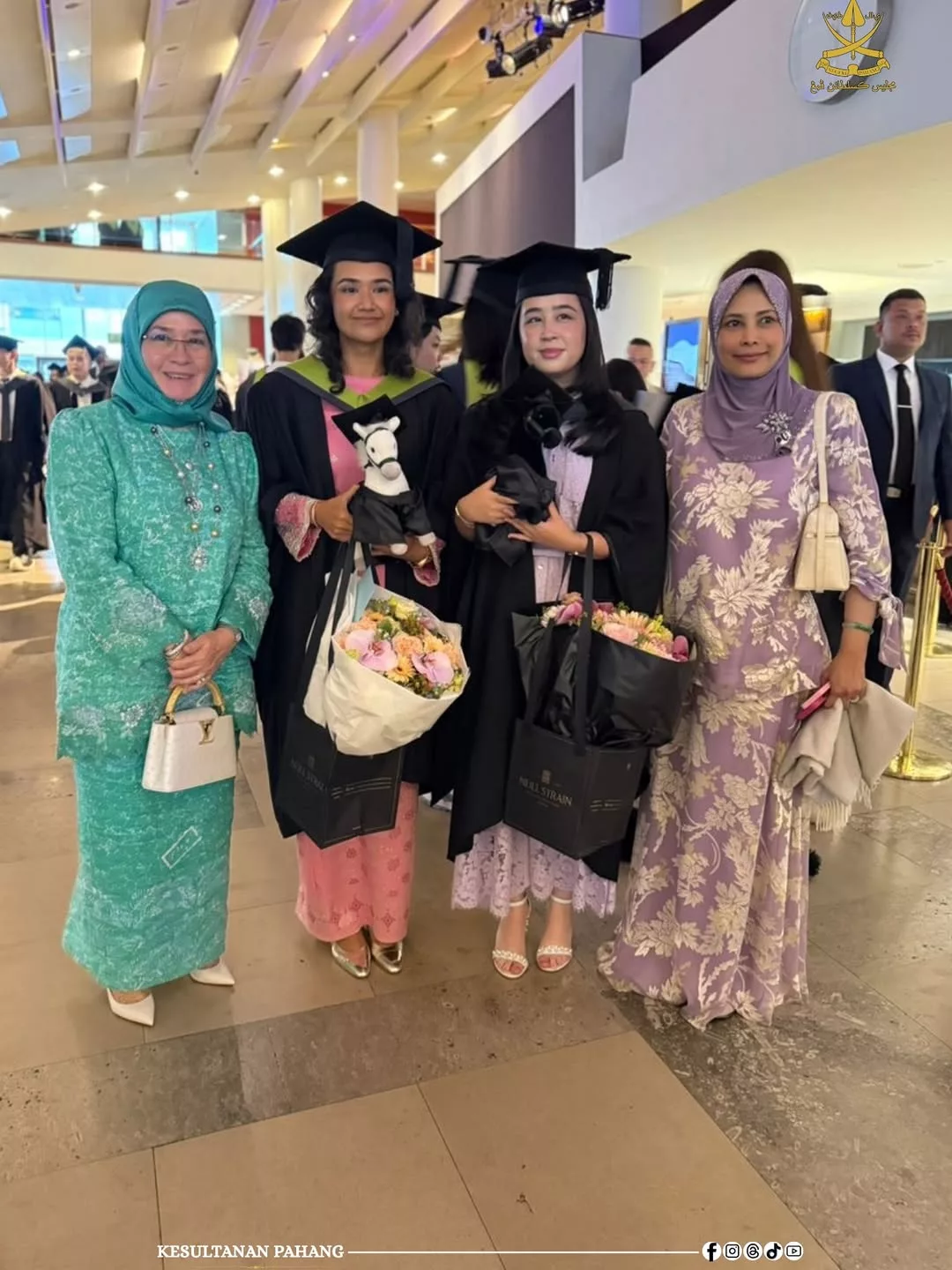 Dua Puteri Diraja Tamat Pengajian Dalam Bidang Tekstil Di UK, Jadi Inspirasi Anak Muda. Tahniah!