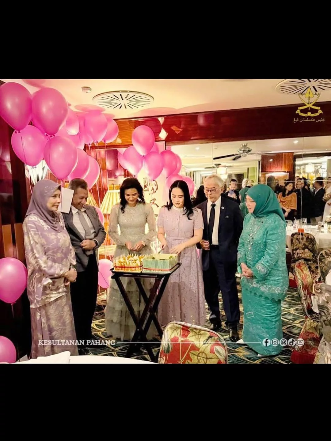 Dua Puteri Diraja Tamat Pengajian Dalam Bidang Tekstil Di UK, Jadi Inspirasi Anak Muda. Tahniah!