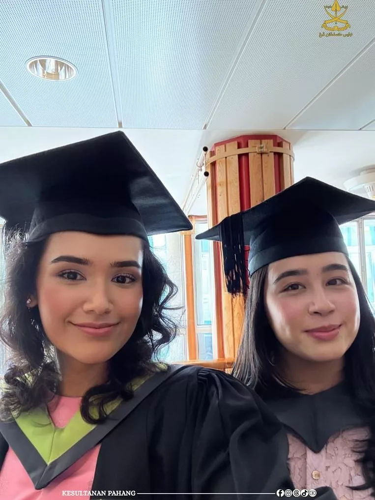 Dua Puteri Diraja Tamat Pengajian Dalam Bidang Tekstil Di UK, Jadi Inspirasi Anak Muda. Tahniah!