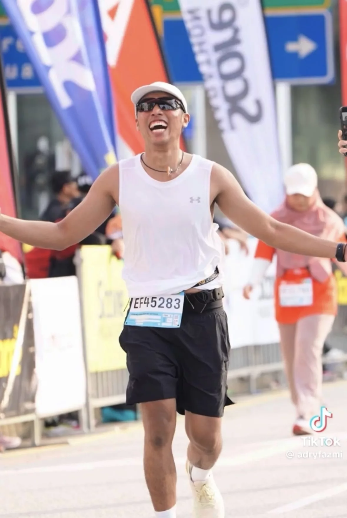 “Tiada Yang Mustahil” –Buta Bukan Halangan, Pemuda Berjaya Tamatkan Larian 21KM!