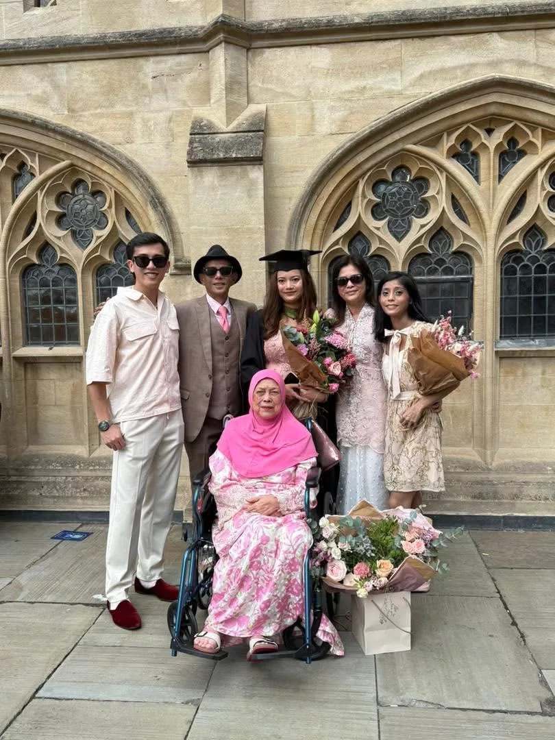 Kasih Iris Leona Berjaya Tamat Pengajian Di UK, Azhar Sulaiman Luah Bangga. Tahniah!