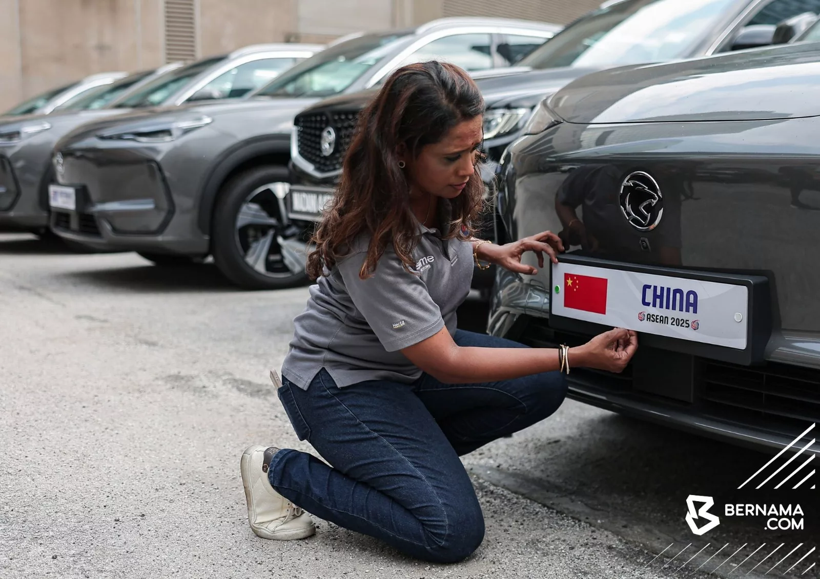 Bangga! Menteri-Menteri Luar Amerika Syarikat, China, Vietnam & Lain-Lain Naik Proton e.MAS 7