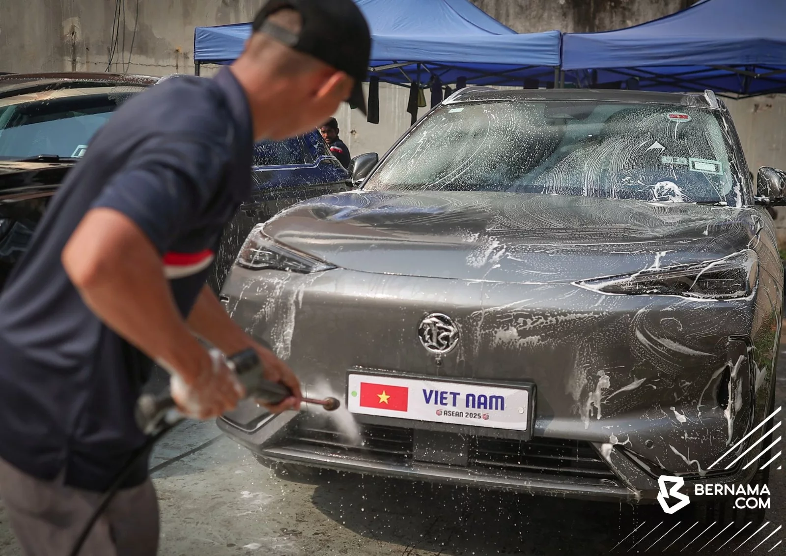 Bangga! Menteri-Menteri Luar Amerika Syarikat, China, Vietnam & Lain-Lain Naik Proton e.MAS 7
