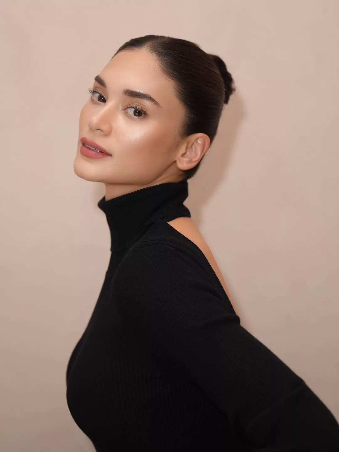 Warganet Teruja Lihat Miss Universe 2015, Pia Wurtzbach-Jauncey Berimej Hijabi Sekali Lagi. "MashaAllah Ukhti!" 9 Warganet Teruja Lihat Miss Universe 2015, Pia Wurtzbach-Jauncey Berimej Hijabi Sekali Lagi. “MashaAllah Ukhti!”