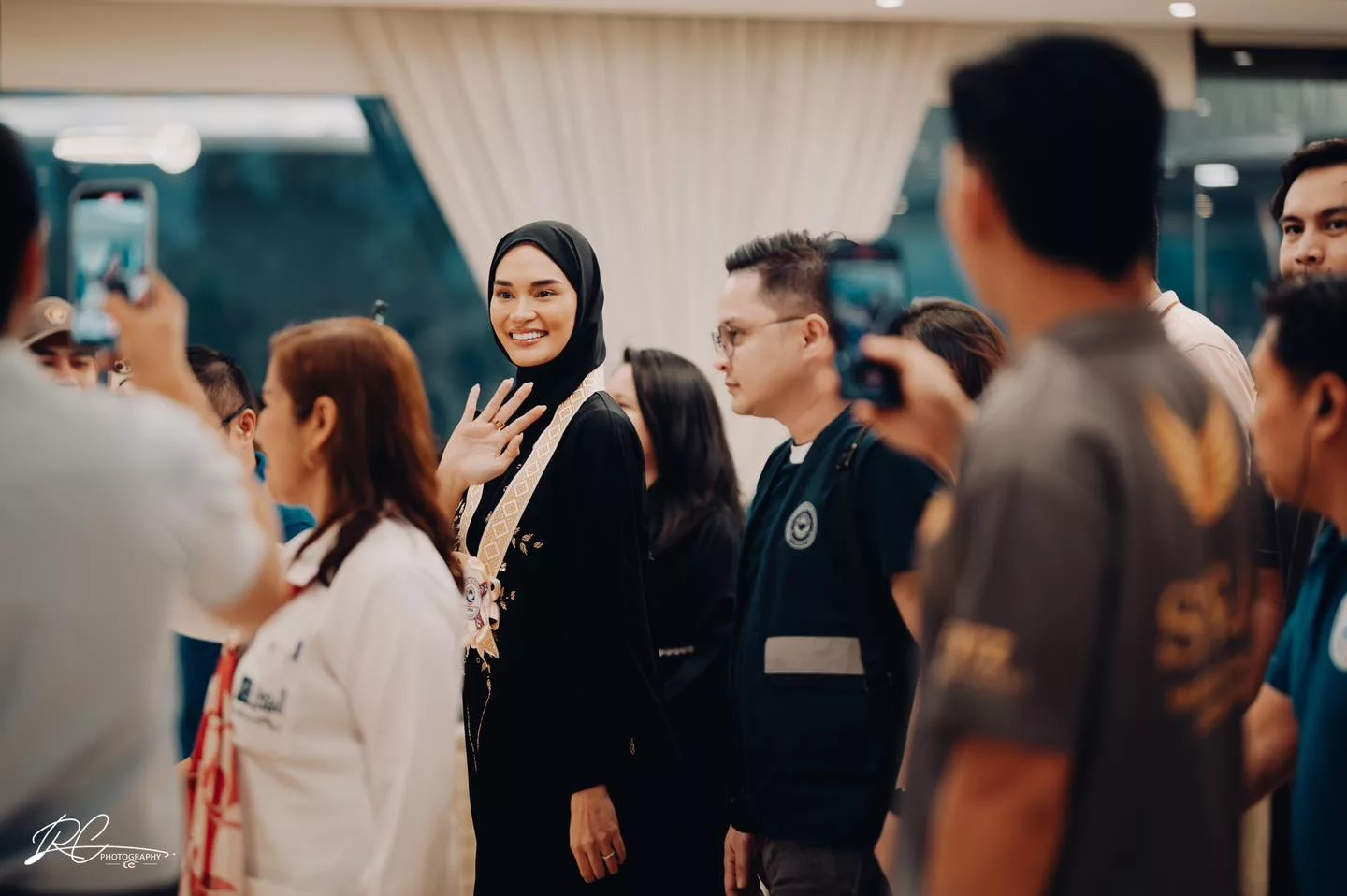 Warganet Teruja Lihat Miss Universe 2015, Pia Wurtzbach-Jauncey Berimej Hijabi Sekali Lagi. “MashaAllah Ukhti!”
