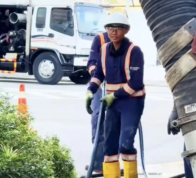 Remaja 19 Tahun Ini Tak Malu Buat Kerja Bersihkan Longkang Demi Rezeki Halal