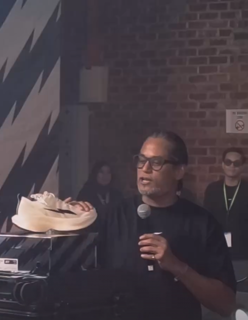 Khairy Jamaluddin Tetap Pilih Jenama Sneakers Tempatan Dengan Harga Berbaloi, Voltra. “Tak Sabar Nak Pakai!”