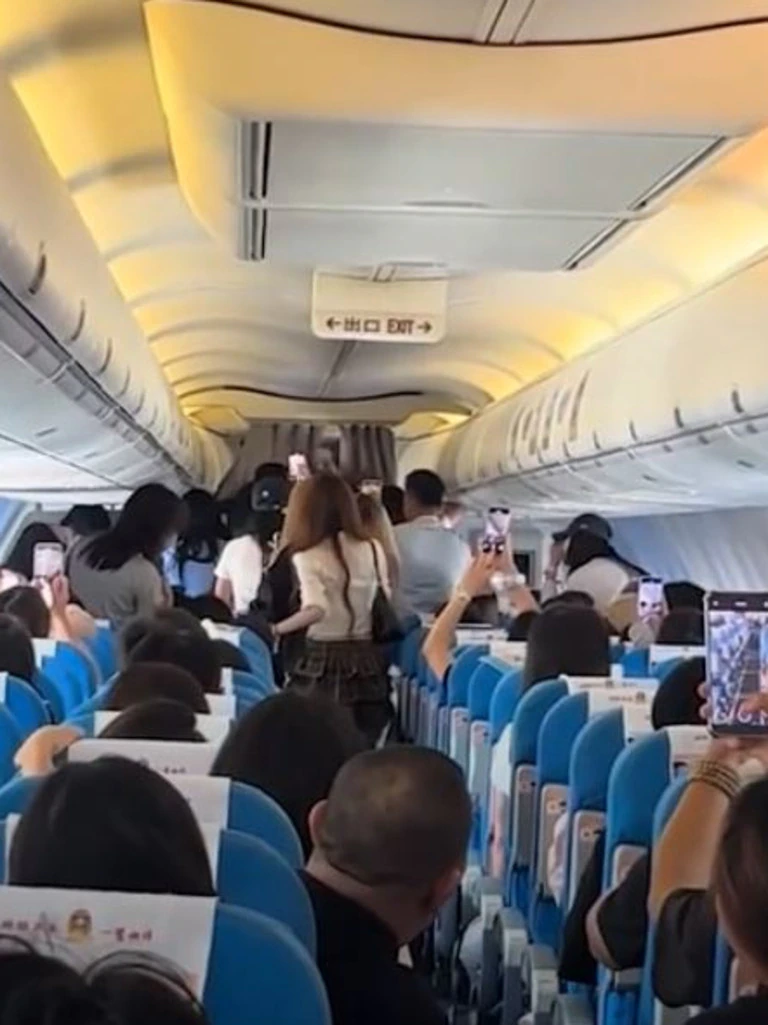 Riuh Dalam Kabin ‘Business Class’! Peminat Serbu Tian Xu Ning Sebelum Pesawat Mendarat