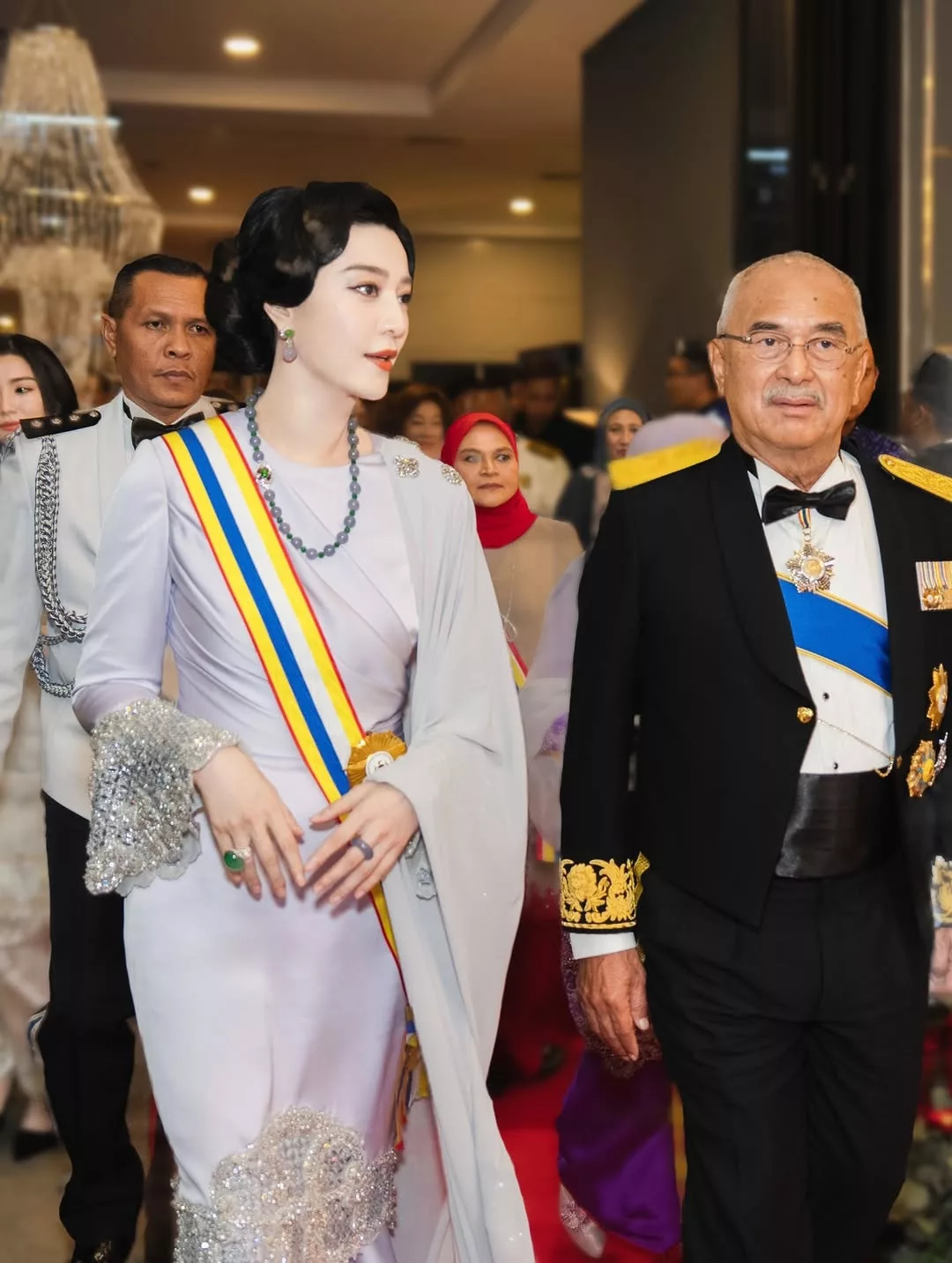 Fiziwoo Kerah 100 Jam Siapkan Busana Baju Kurung Moden Khas Untuk Fan Bing Bing