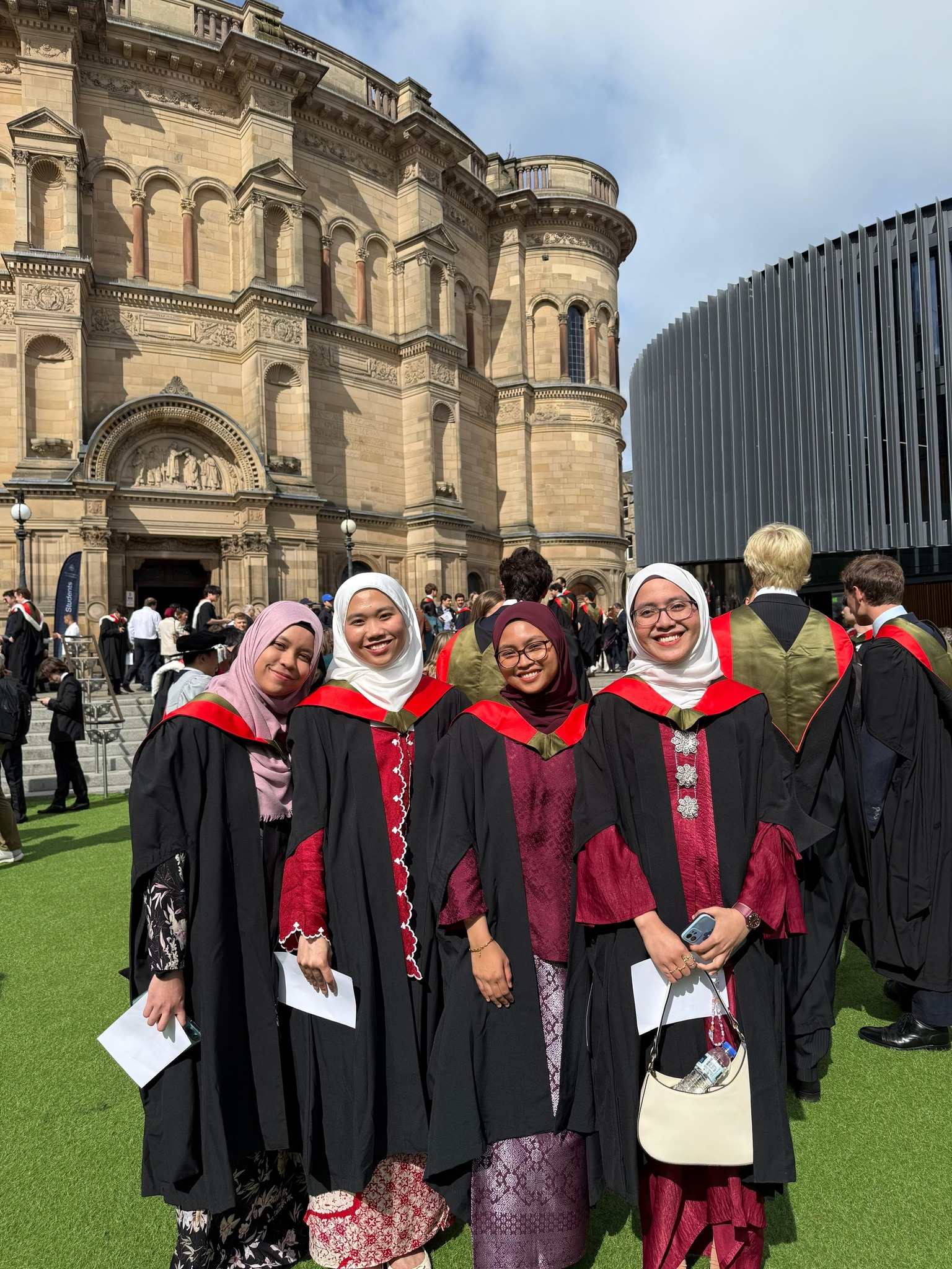 Gadis Muda Ini Raih Ijazah Kelas Pertama, Terus Disambar Jadi Jurutera Di Scotland!