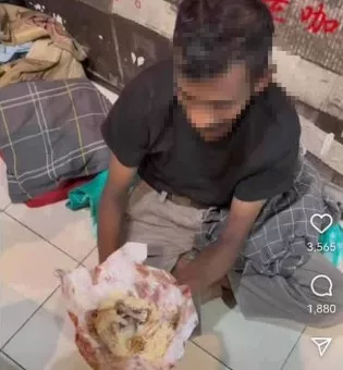 Apabila Empati Hilang, Remaja Biadab Beri Gelandangan Nasi Tulang Ayam