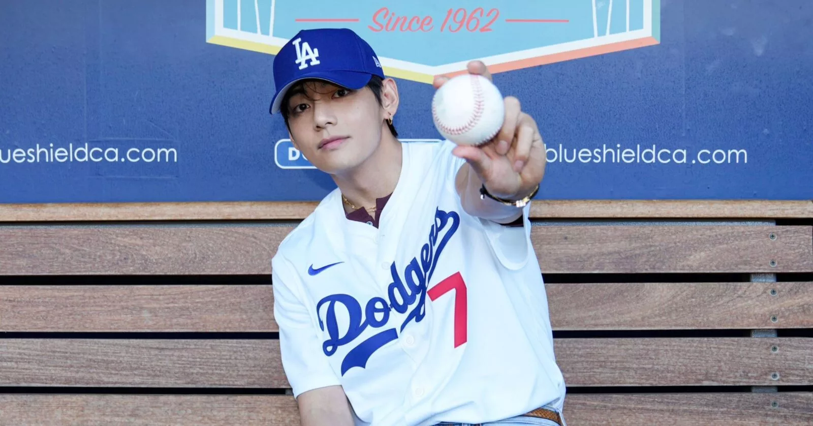 Fenomena Taehyung BTS Gegarkan Stadium Dodger, Jualan Tiket Melonjak 5 Kali Ganda