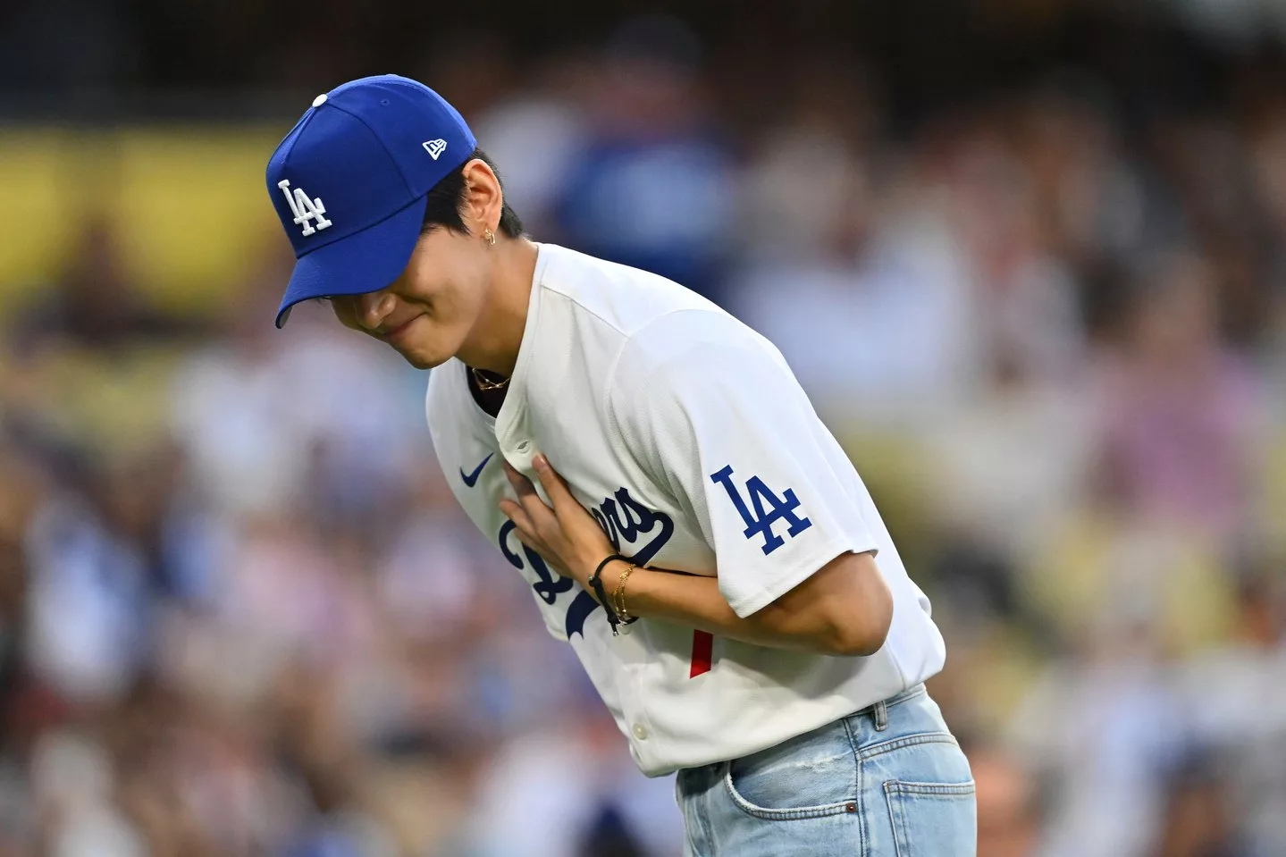 Fenomena Taehyung BTS Gegarkan Stadium Dodger, Jualan Tiket Melonjak 5 Kali Ganda