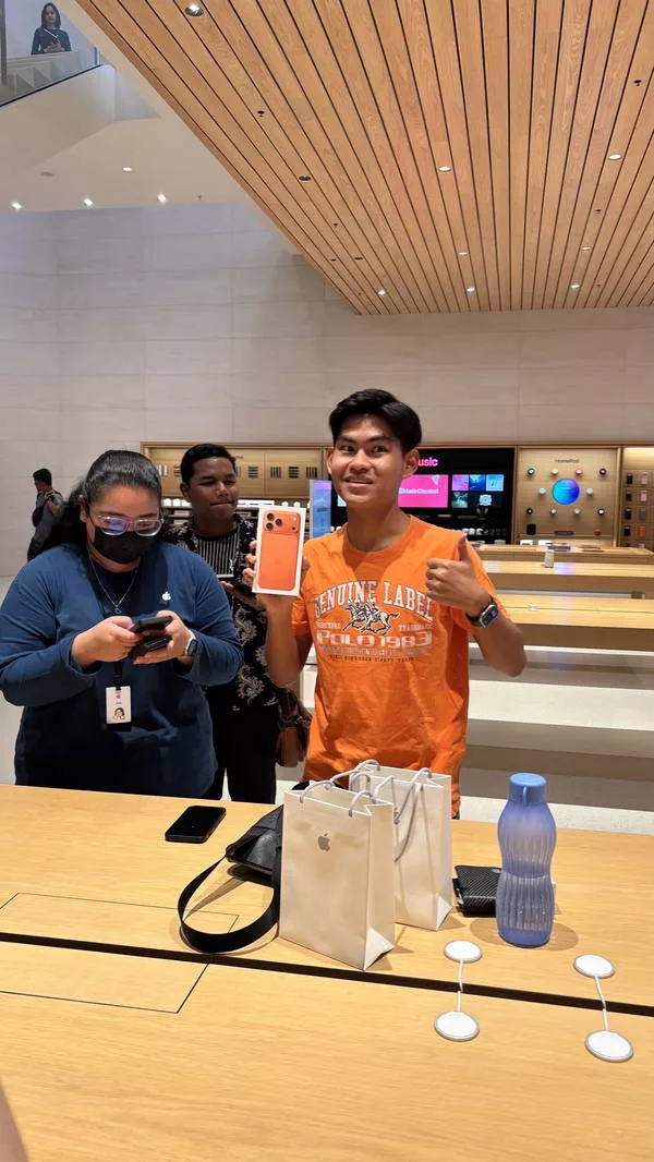 Pelajar UiTM Jadi Orang Pertama Miliki iPhone 17 Di Malaysia, Siap ‘Matching’ Baju Oren Lagi!