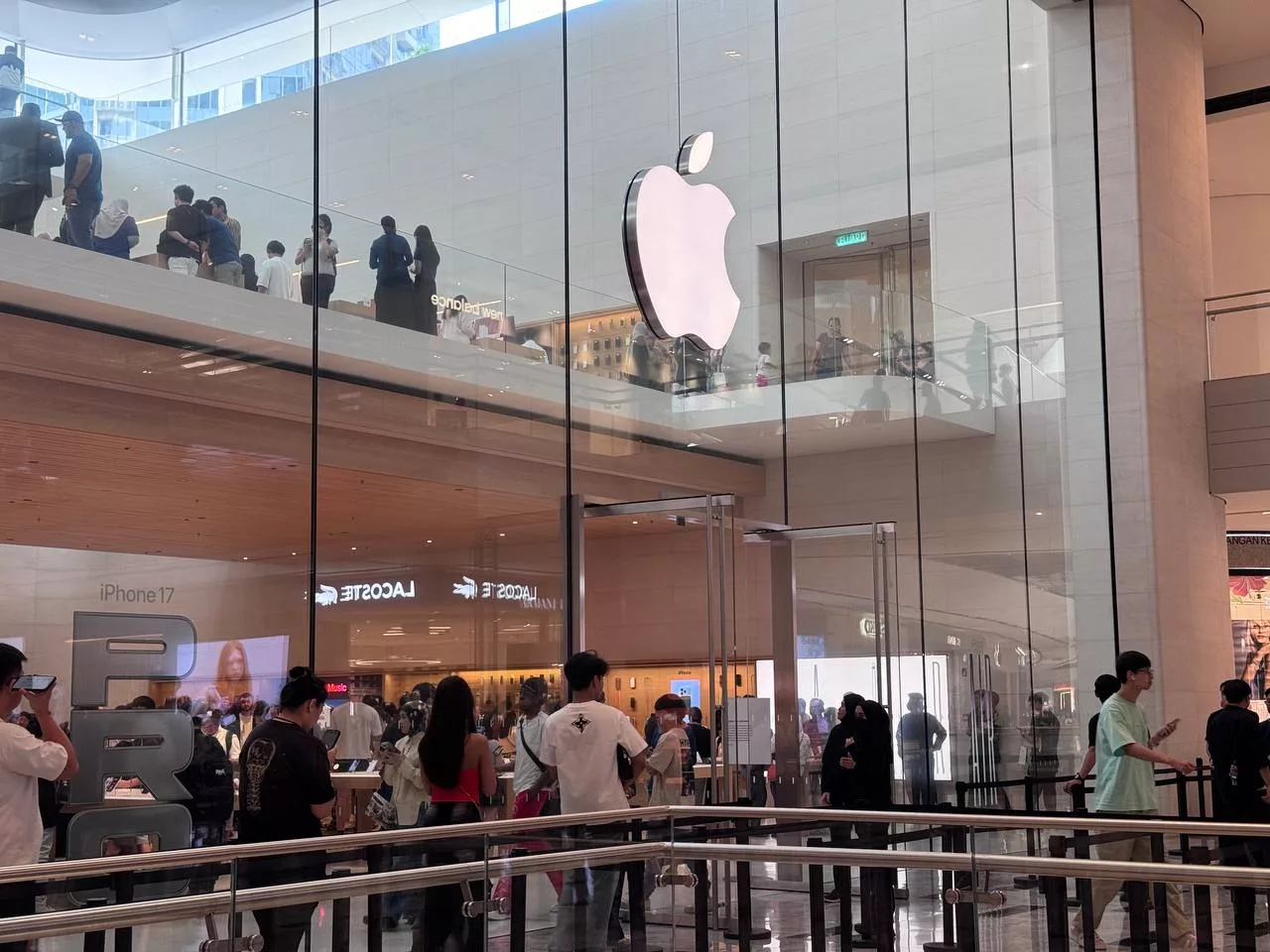 Pelajar UiTM Jadi Orang Pertama Miliki iPhone 17 Di Malaysia, Siap ‘Matching’ Baju Oren Lagi!