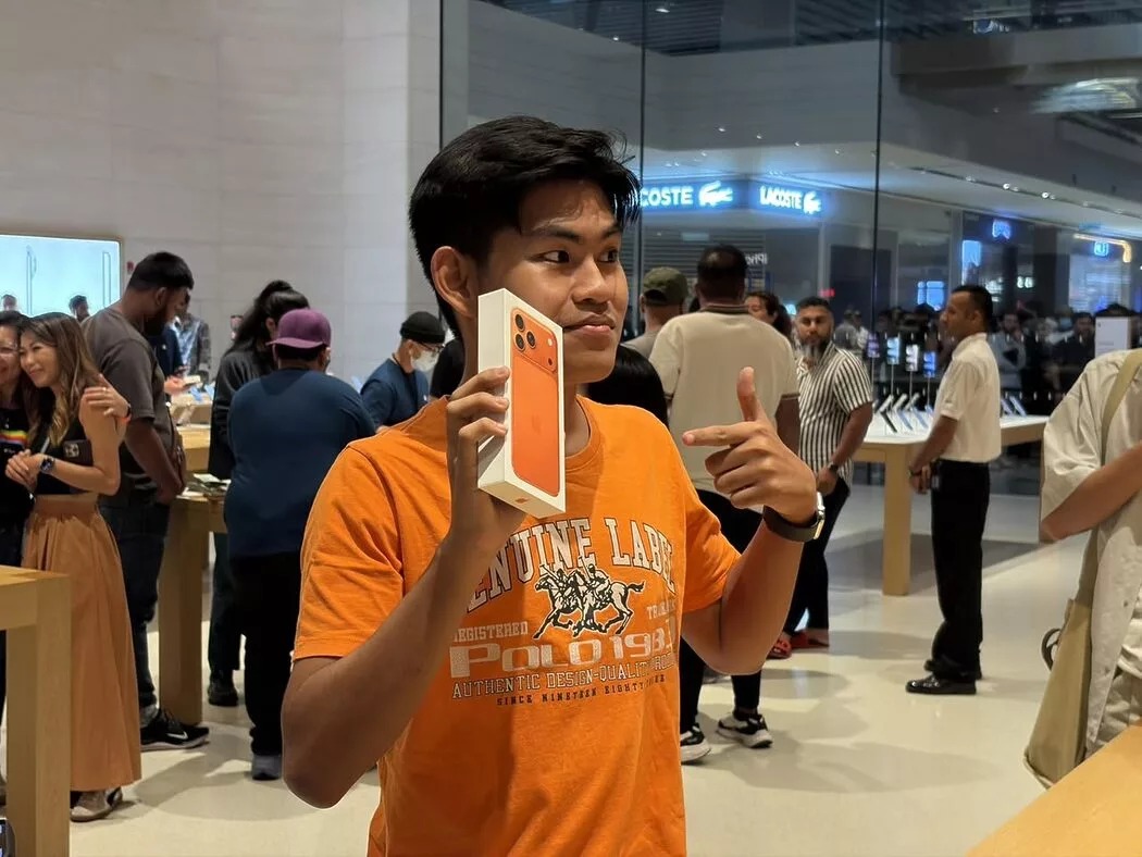 Pelajar UiTM Jadi Orang Pertama Miliki iPhone 17 Di Malaysia, Siap ‘Matching’ Baju Oren Lagi!
