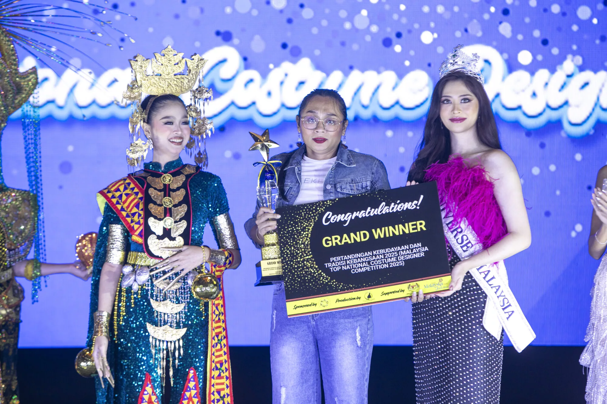 Ambil Kira Pandangan Netizen, Miss Universe Malaysia Nobatkan Juara Sulung Pertandingan Kostum Kebangsaan 21 Ambil Kira Pandangan Netizen, Miss Universe Malaysia Nobatkan Juara Sulung Pertandingan Kostum Kebangsaan
