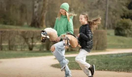 Tunggang Kuda Mainan, Kenali Sukan Hobby Horsing Yang Sedang Trending!