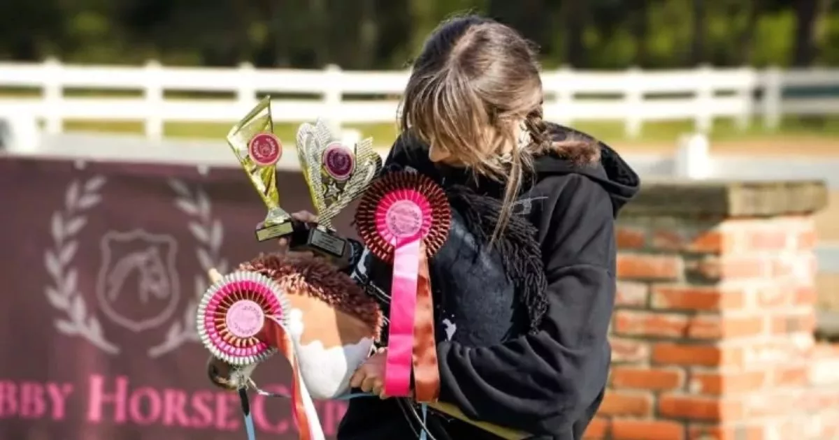 Tunggang Kuda Mainan, Kenali Sukan Hobby Horsing Yang Sedang Trending!