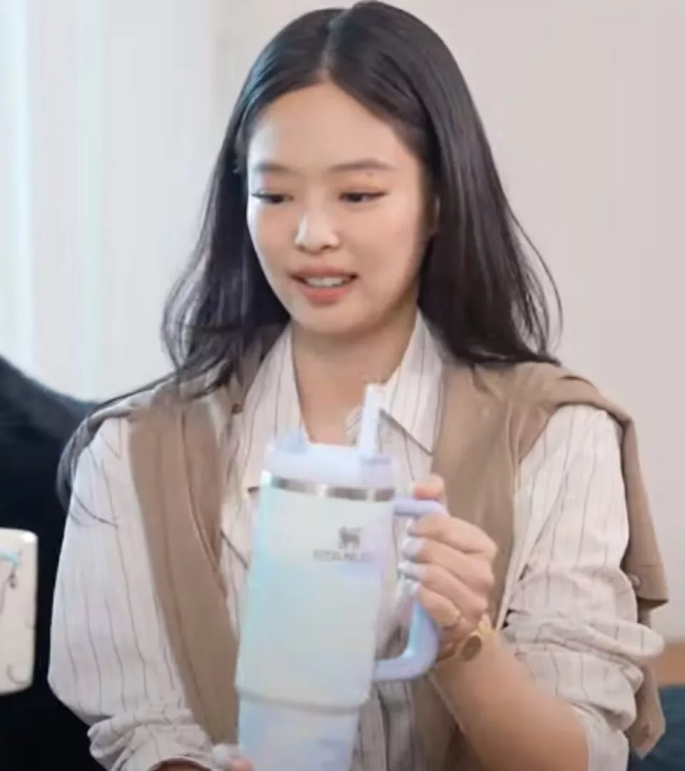 “Ruby, Kelopak, Ikon Global” Stanley Beri Bayangan Kolaborasi Eksklusif Bersama Jennie BLACKPINK