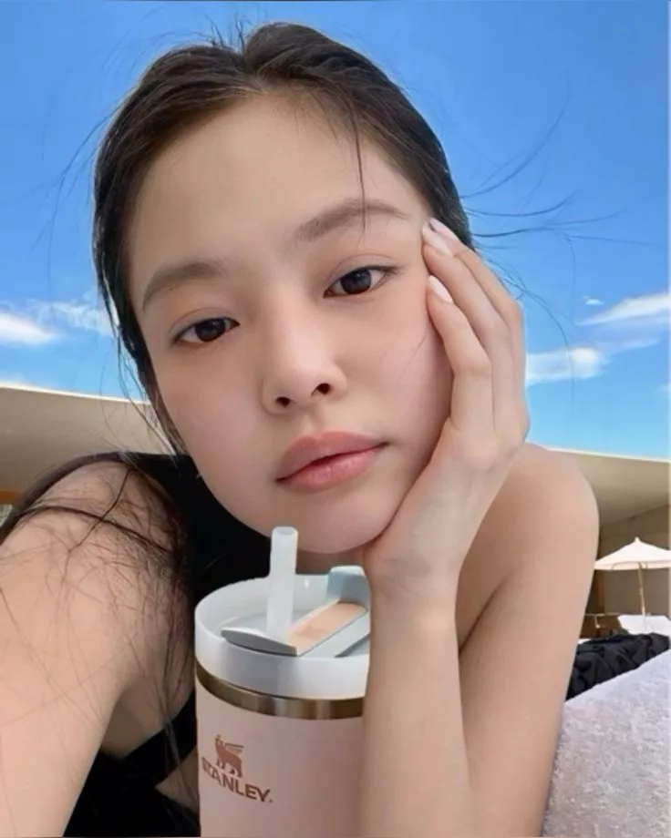 “Ruby, Kelopak, Ikon Global” Stanley Beri Bayangan Kolaborasi Eksklusif Bersama Jennie BLACKPINK