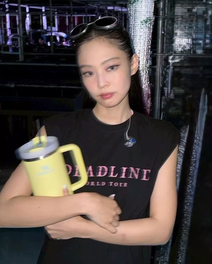 “Ruby, Kelopak, Ikon Global” Stanley Beri Bayangan Kolaborasi Eksklusif Bersama Jennie BLACKPINK