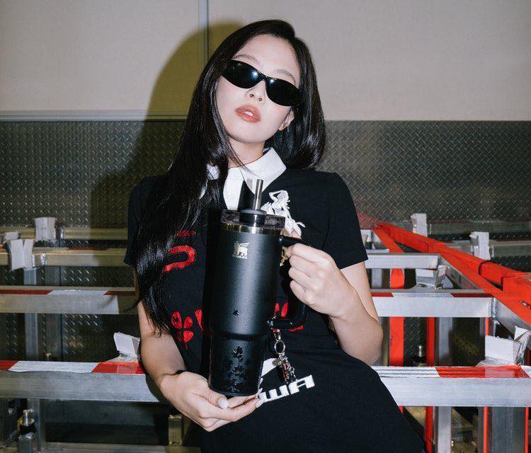 “Ruby, Kelopak, Ikon Global” Stanley Beri Bayangan Kolaborasi Eksklusif Bersama Jennie BLACKPINK