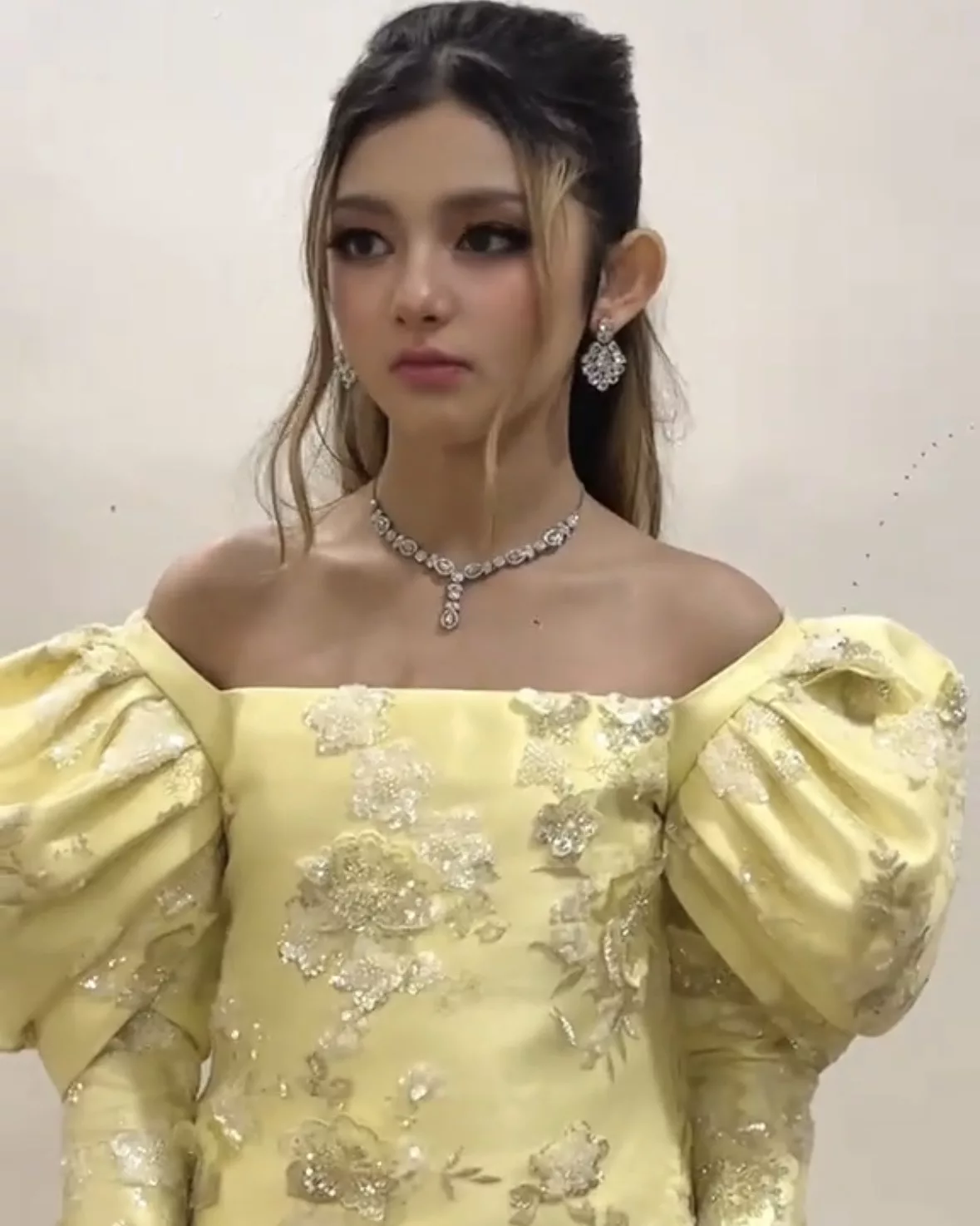 Aaisyah Curi Tumpuan Di Majlis Pertunangan Abang, Netizen Puji Macam Barbie!