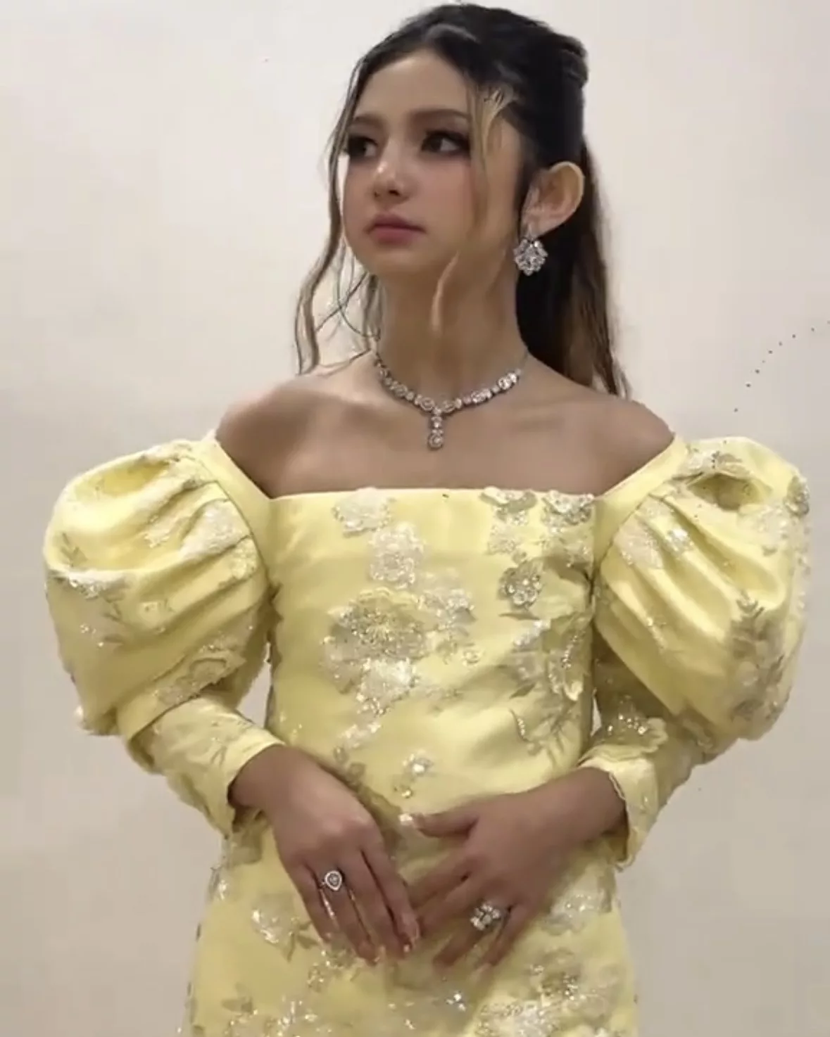 Aaisyah Curi Tumpuan Di Majlis Pertunangan Abang, Netizen Puji Macam Barbie!