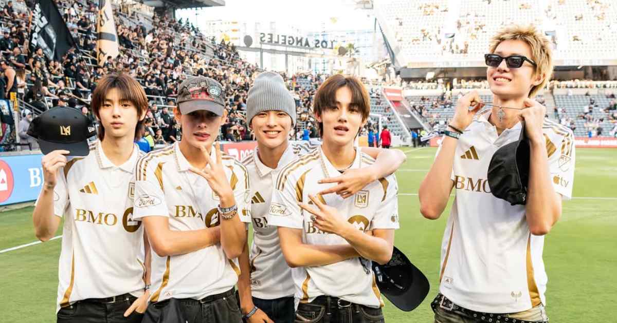 Digelar ‘Pari-Pari Kemenangan’ LAFC! CORTIS Cipta Sejarah Jadi Artis Korea Pertama Sertai 'Honorary Falconer' 15 Digelar ‘Pari-Pari Kemenangan’ LAFC! CORTIS Cipta Sejarah Jadi Artis Korea Pertama Sertai 'Honorary Falconer'