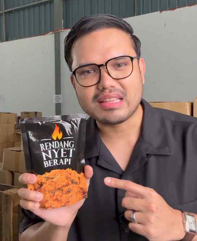 Khairul Aming Pecah Rekod ‘Malaysia Book of Records’! Jualan Rendang Nyet Berapi Laris RM1 Juta Dalam 19 Saat