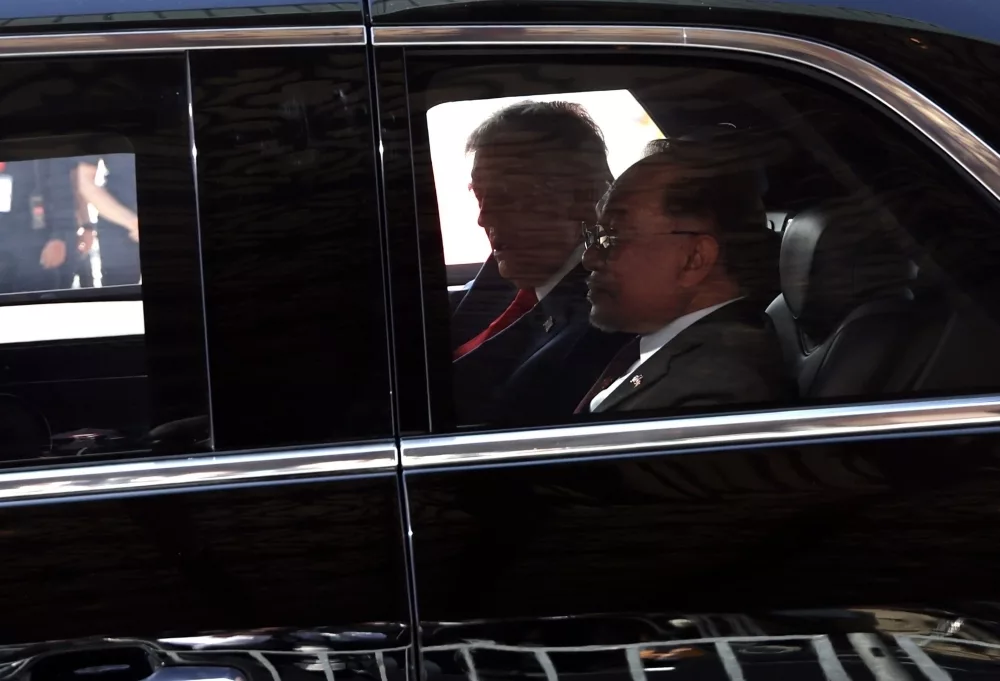 The Beast – ‘Kereta Paling Selamat Di Dunia’ Bawa Donald Trump Pun Isi Minyak Di Stesen Petronas!