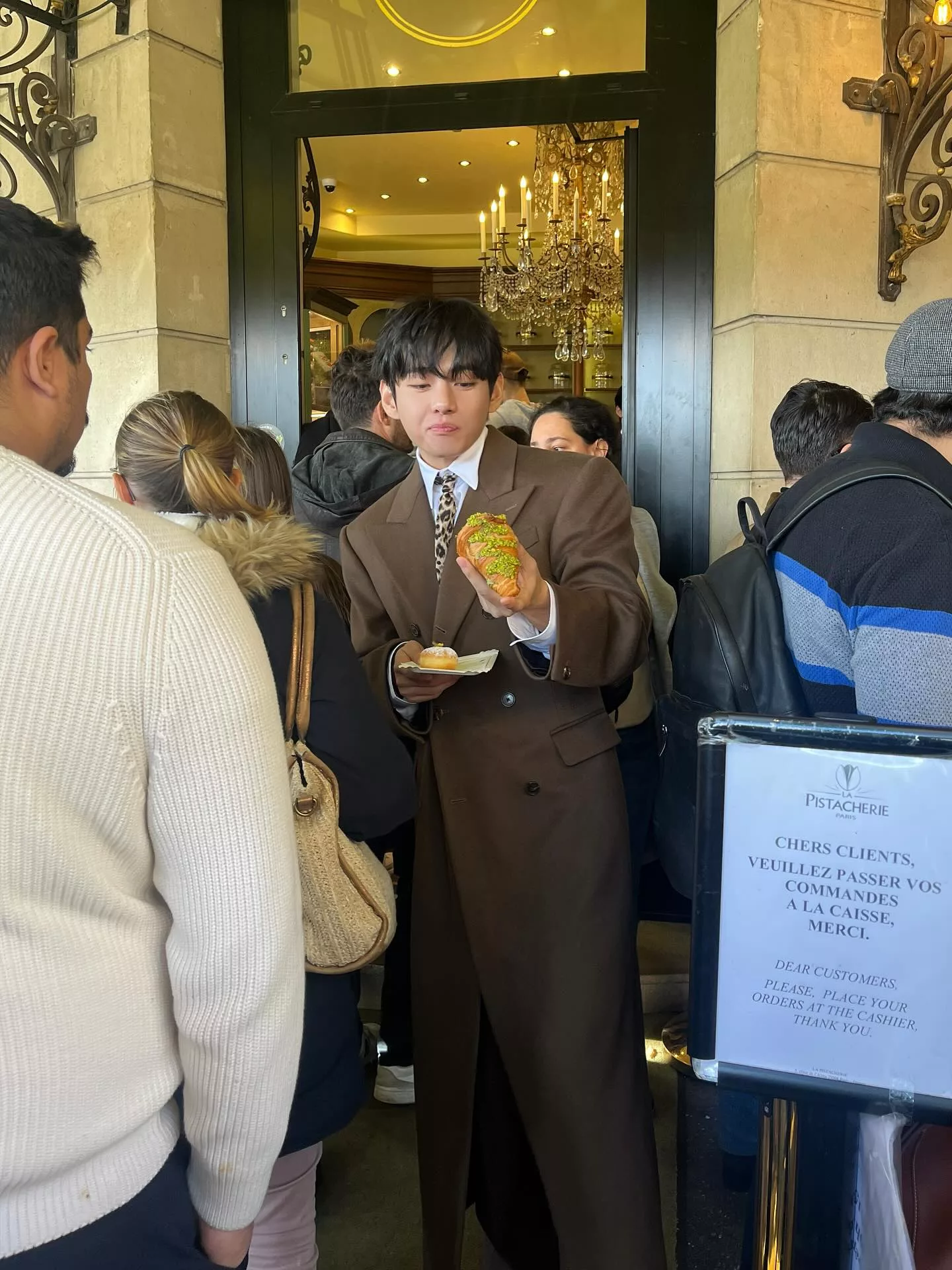 “Auranya Luar Biasa!” Jenama Celine Untung 591% Gara-Gara V BTS