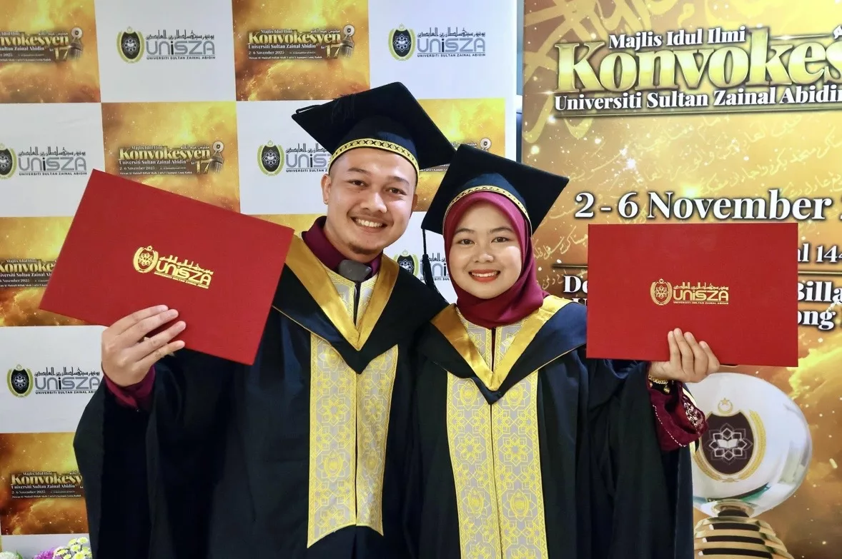 Cinta & Ilmu Seiring! Pasangan Muda Ini Tamatkan Pengajian Bersama Dengan Cemerlang, Raih Anugerah Kelas Pertama!